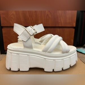 Truffle Collection Chunky Flatform Sandals in White - Size: 6